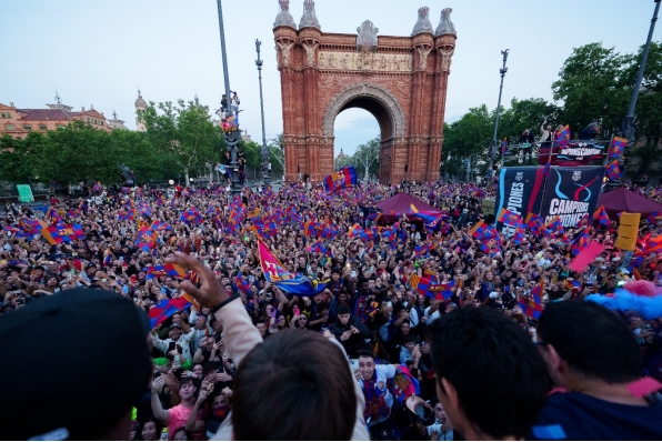 庆祝联赛夺冠，巴萨与球迷在巴塞罗那街头狂欢