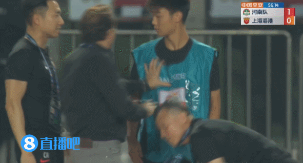 火气很大！海港主帅哈维尔到场边推了一下球童！被黄牌警告
