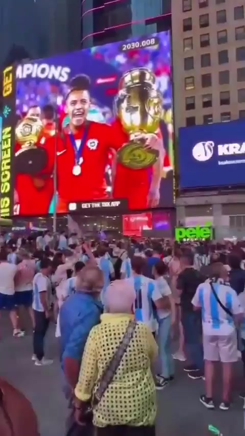 智利球迷买桑切斯捧美洲杯广告大屏，展示在阿根廷球迷聚集区