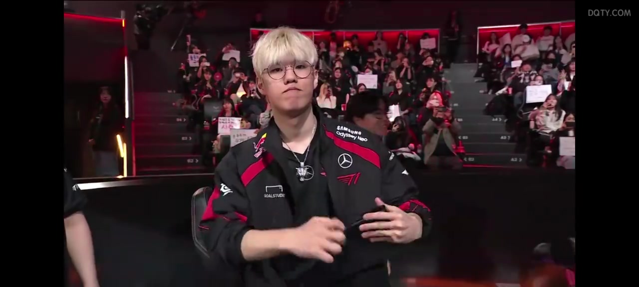 横扫DK后，T1赛后众生相：Oner、faker举大拇指，Gumayusi指队标