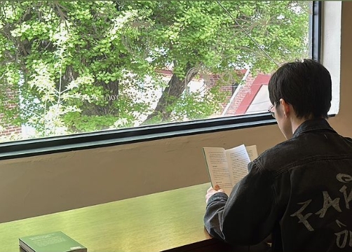 就是爱读书Faker在个人社媒分享窗前静坐读书照片