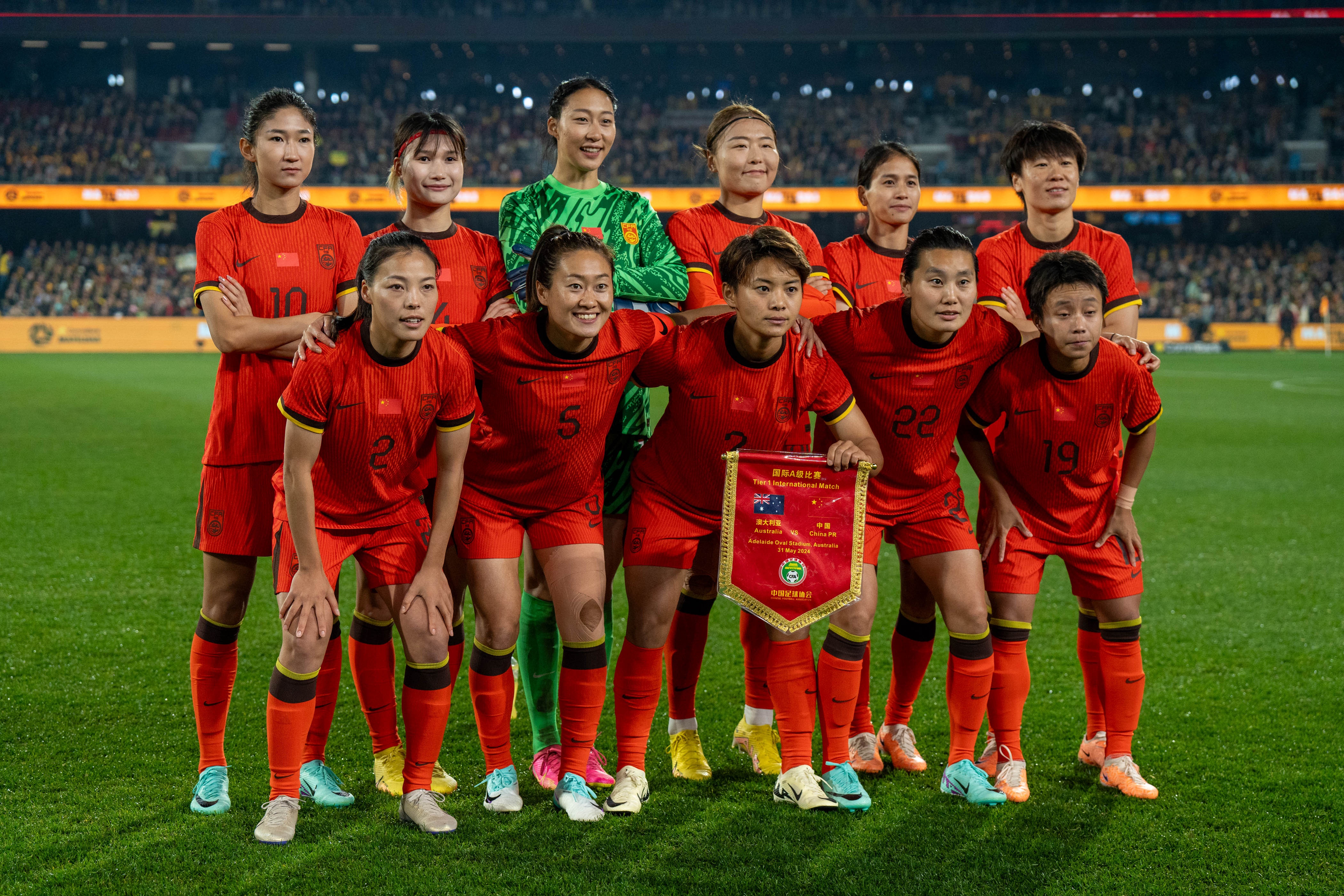 打几分中国女足首次身披国足新款球衣亮相
