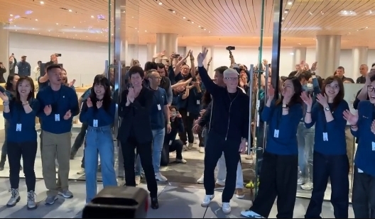 苹果上海静安AppleStore零售店正式开业，库克亲临现场揭幕