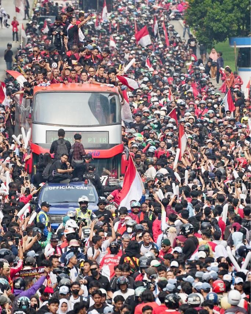 东南亚运动会夺金！印尼U22举行夺冠游行，成千上万民众参与