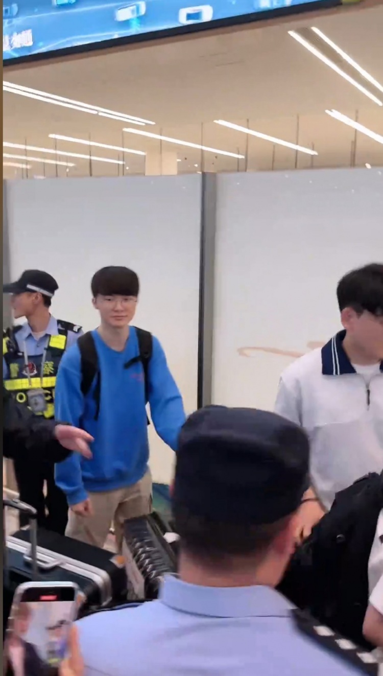 韩网友评价Faker落地成都被粉丝包围：人气好高，中国粉丝挺有素质的
