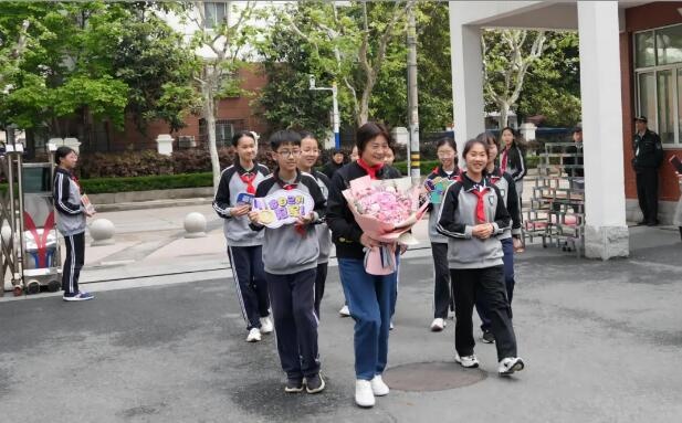 水慶霞走進上海一中學，為同學們帶來人生分享課和足球體育課