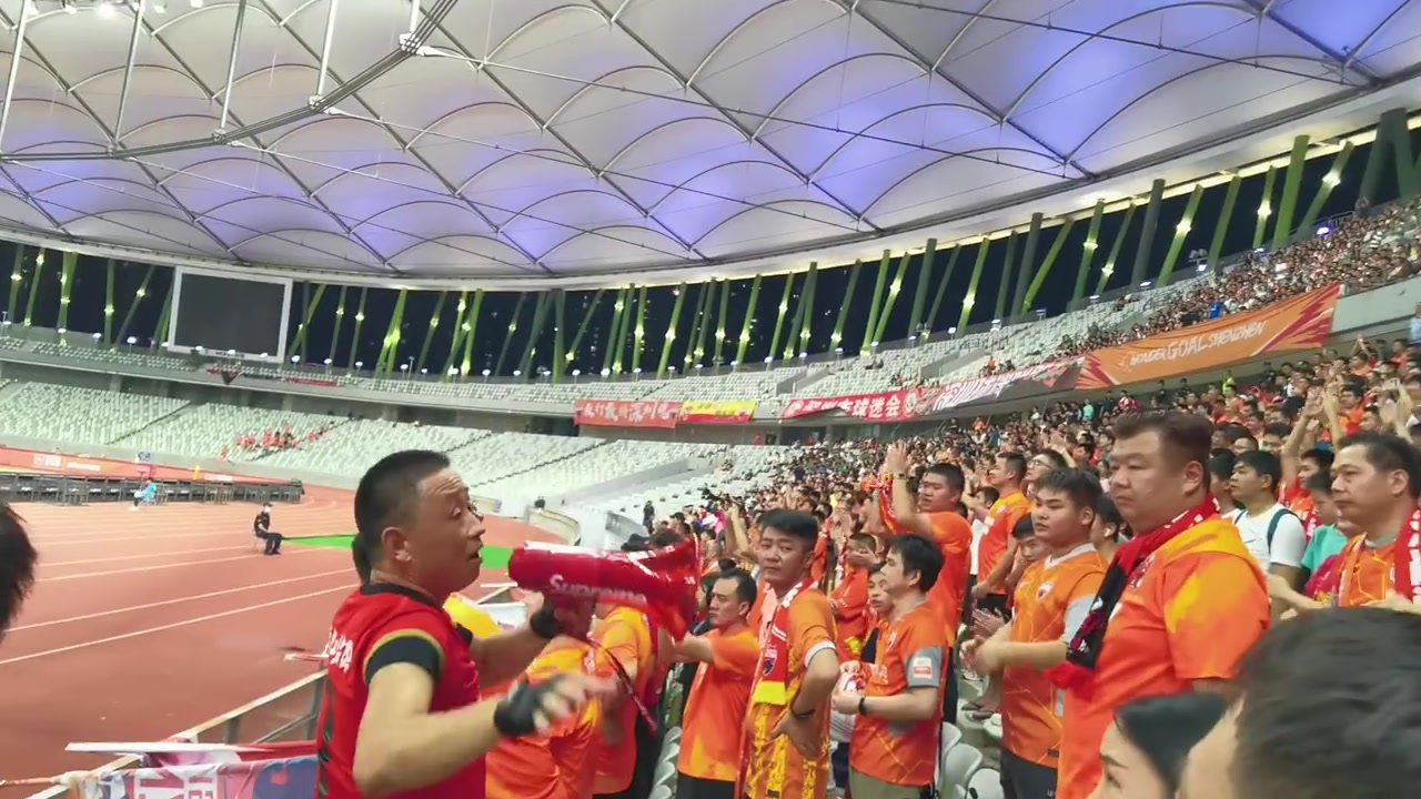 “谢谢陈涛，向君加油！”深圳球迷为球队两任教练送上感谢与鼓励