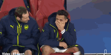 难绷！2017年阿森纳主场15拜仁，桑切斯在场下表情有些无奈