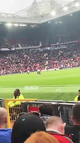 滕哈赫听着！曼联球迷完场前高唱C罗之歌：VivaRonaldo