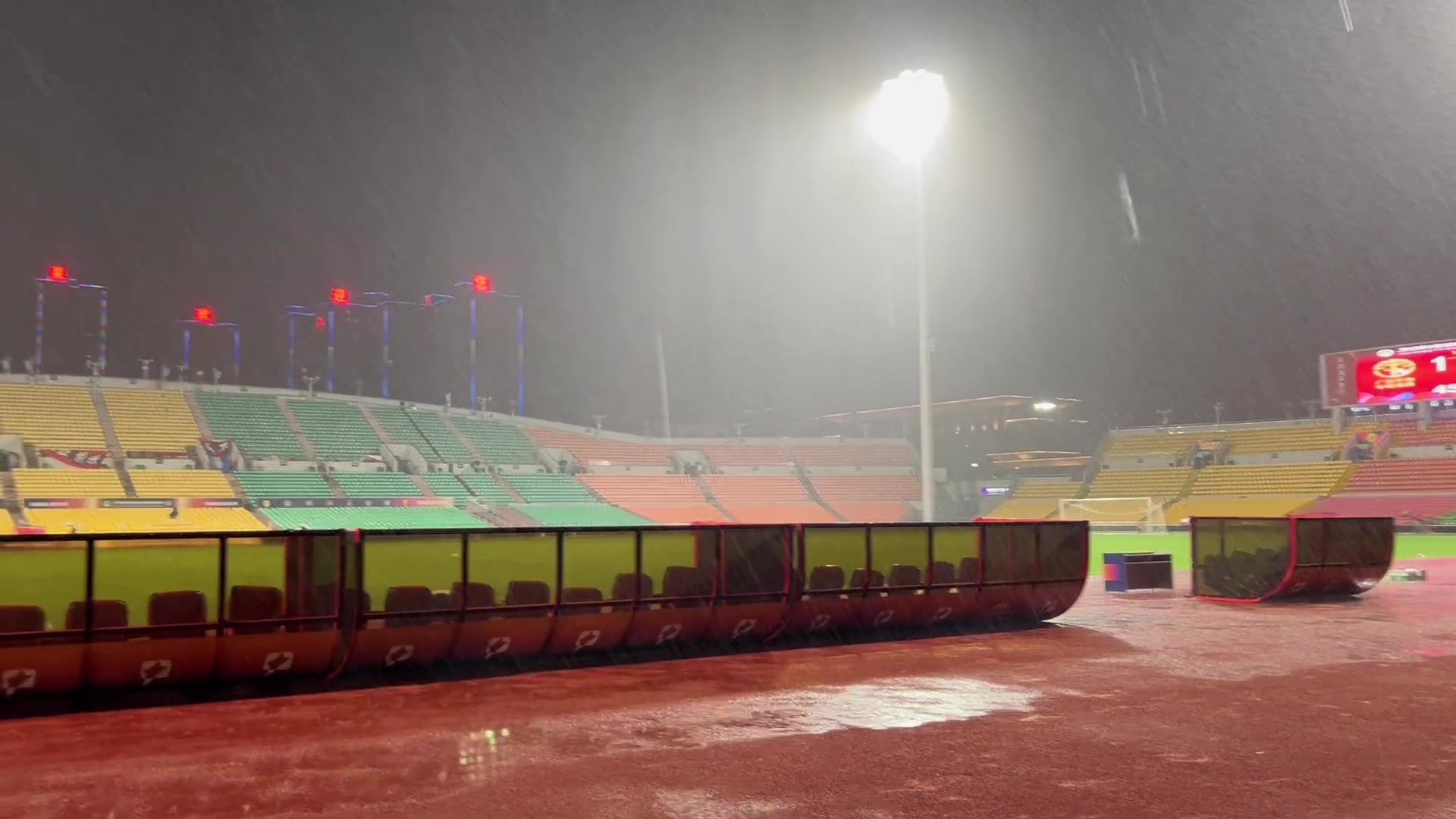 因现场暴雨，广西平果哈嘹vs佛山南狮比赛暂时延迟半小时举行