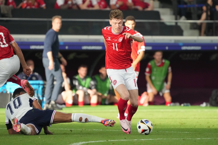 丹麦球员不满欧洲杯球场草皮：非常干