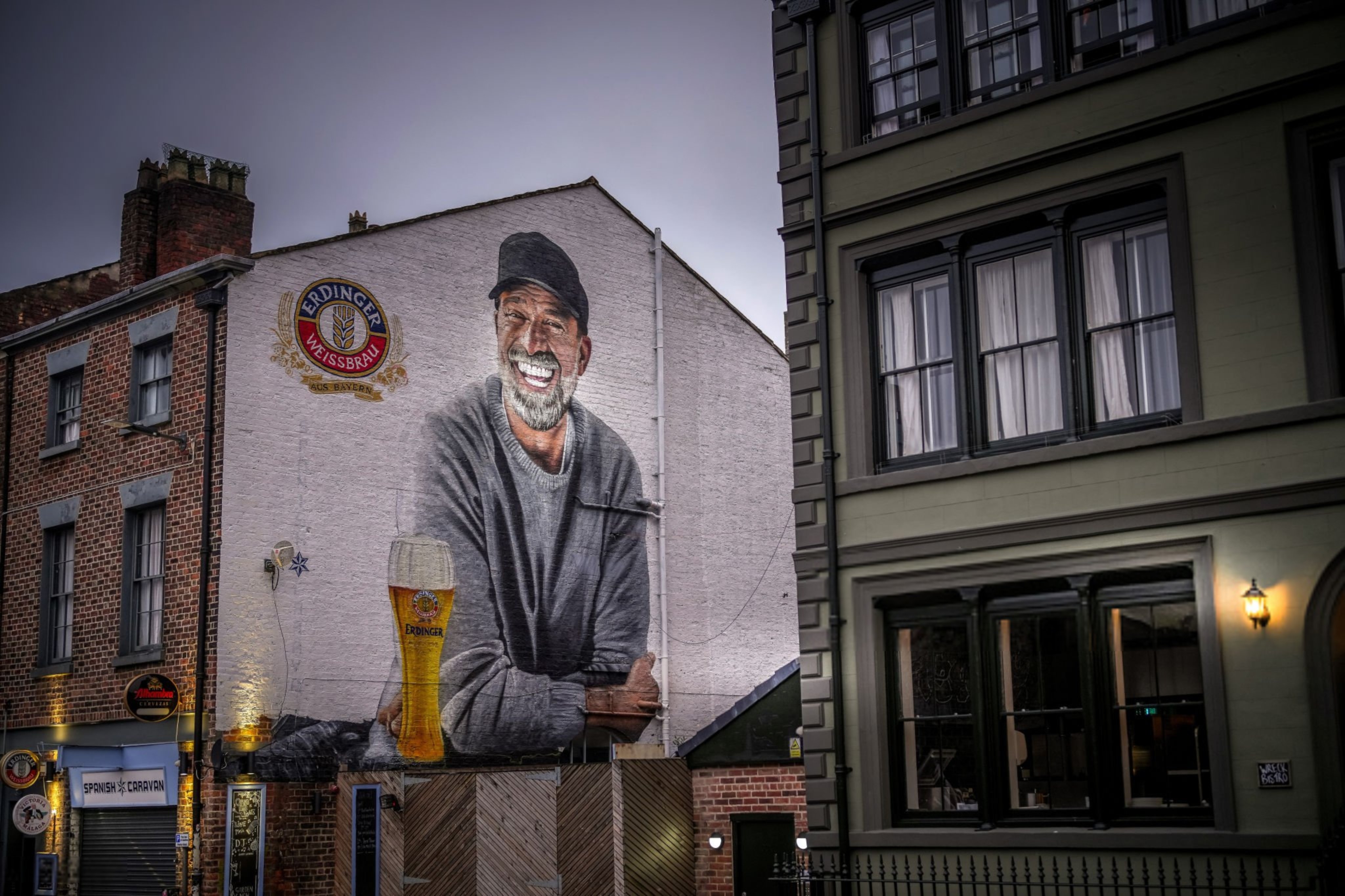 影响一座城的传奇利物浦为纪念克洛普创作新的壁画