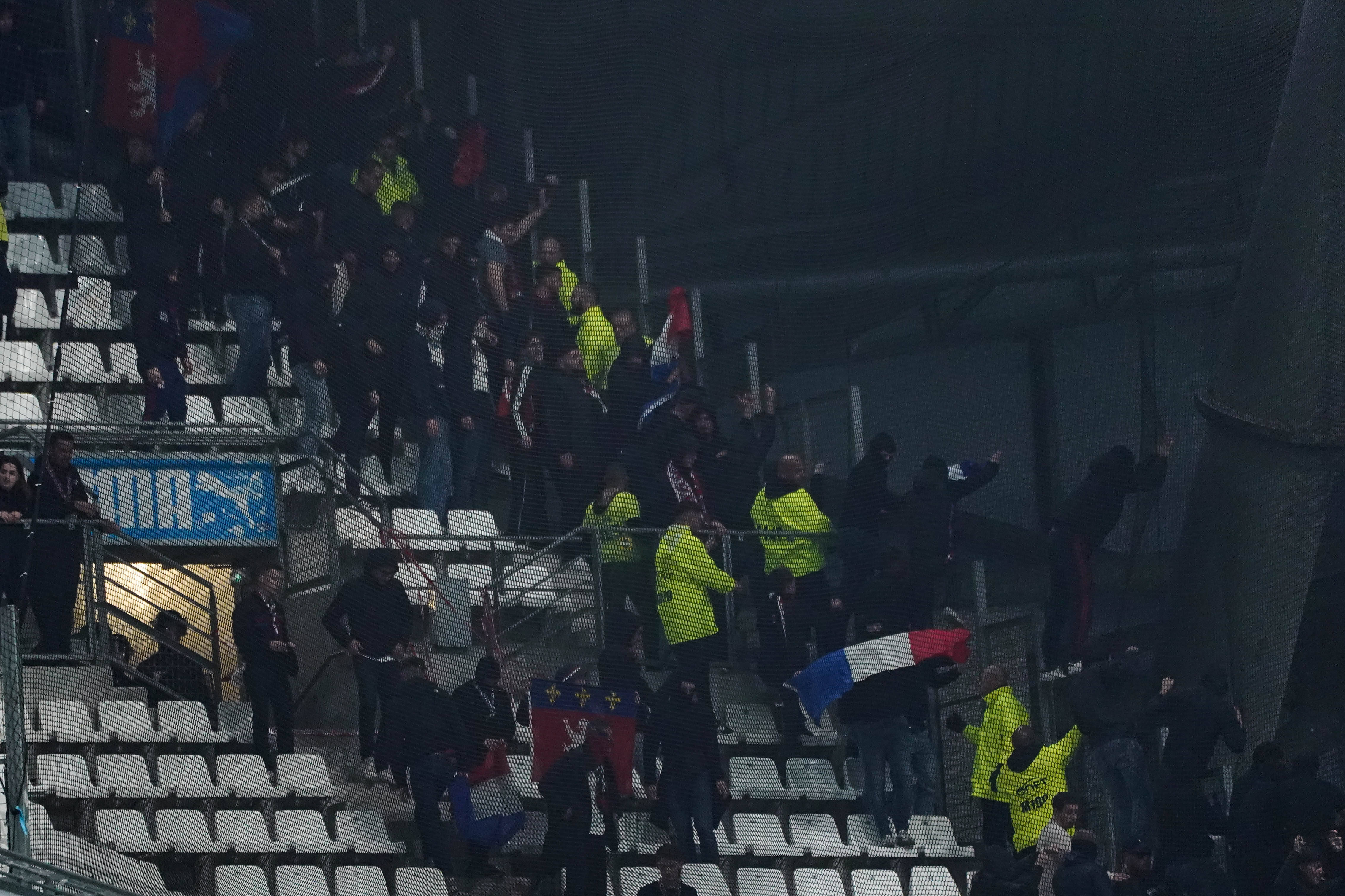 法媒：里昂极端球迷被马赛球迷袭击后，向对方行纳粹礼并模仿猴子