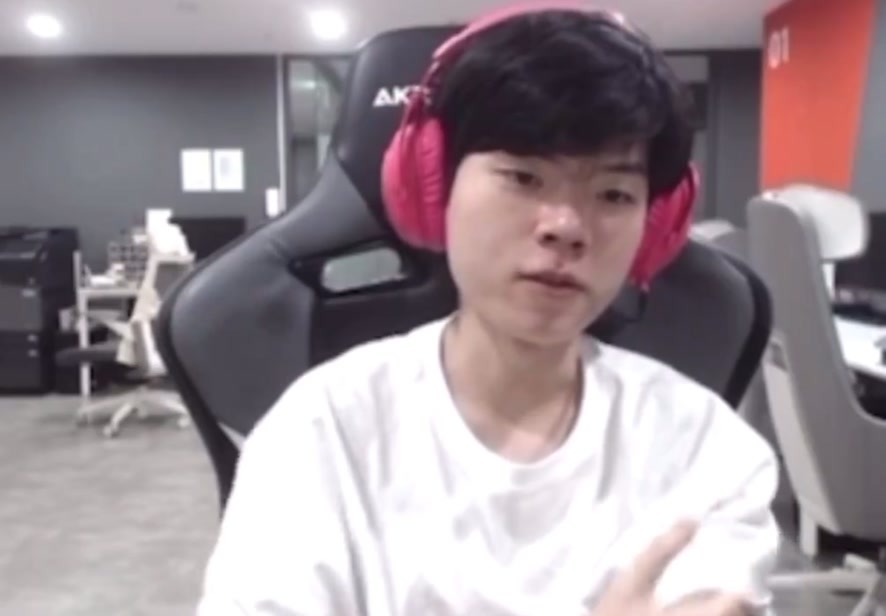 Deft：T1皮肤很帅，这个白色的很漂亮，要买我会买Keria的皮肤