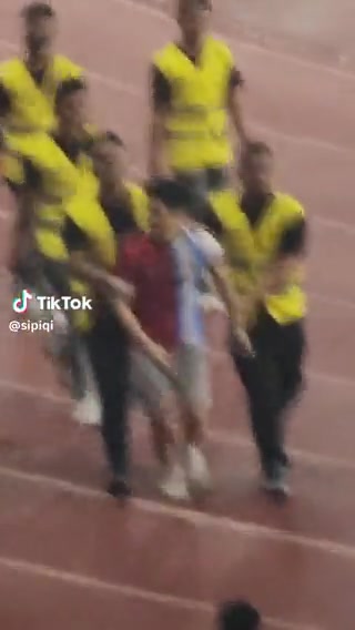 印尼球迷也闯球场表演“siu”庆祝逗笑安保，还和加纳乔自拍