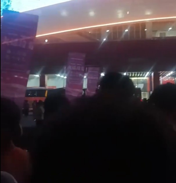媒体人：赛后青岛球迷围着海港大巴不让走，理由是卡隆挑衅球迷