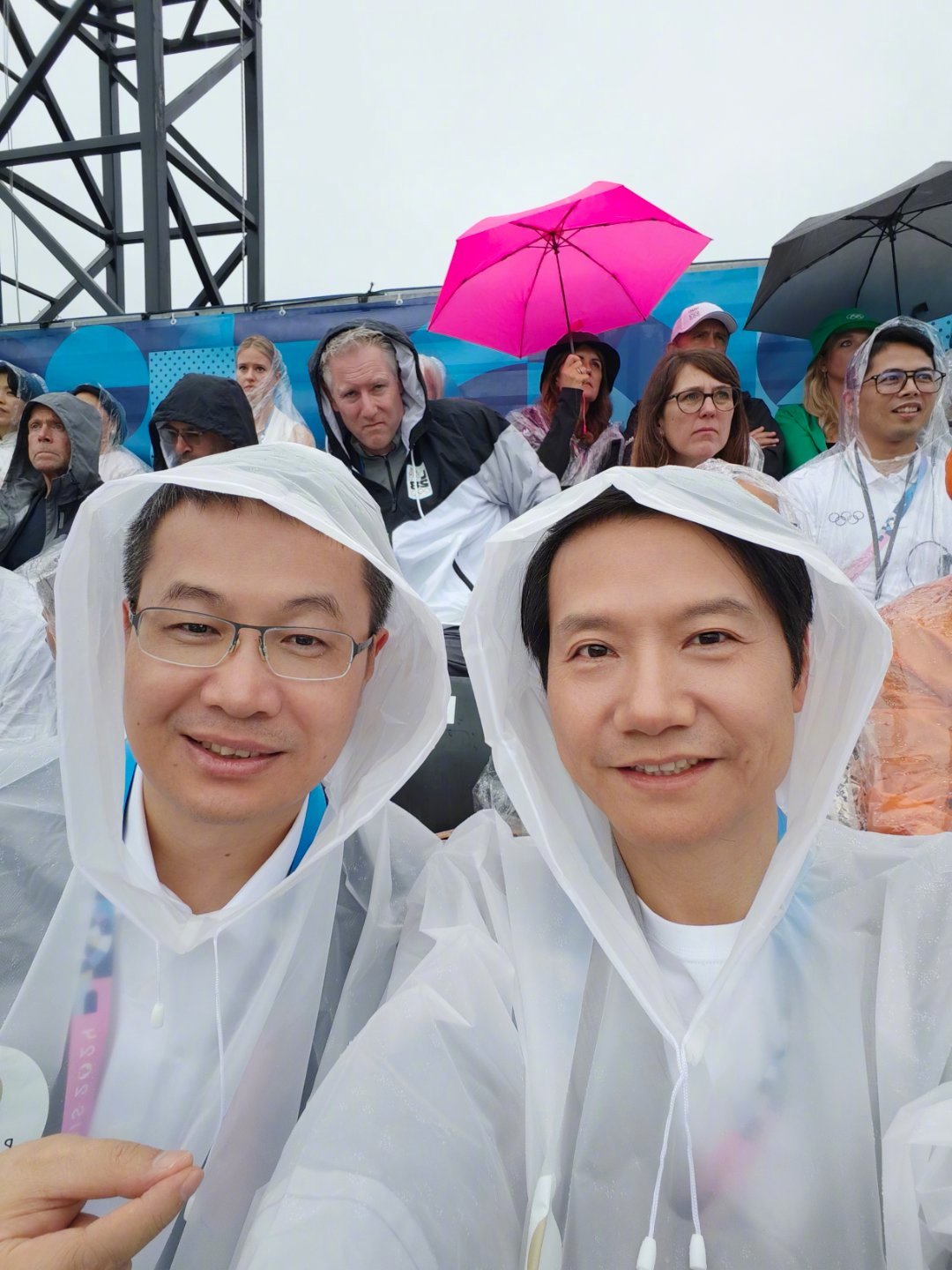 雷军晒照身披雨衣，现场观看巴黎奥运开幕式