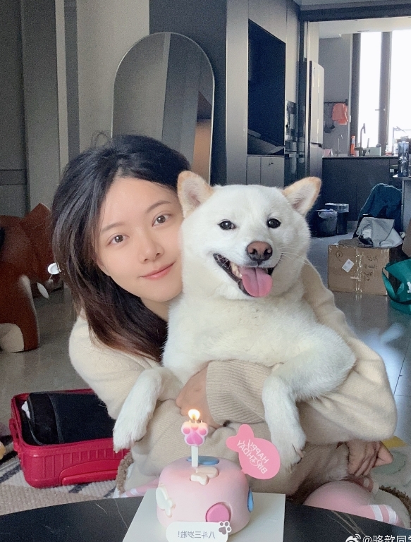 主持骆歆晒照：出差北京前给自己的狗狗过了个生日