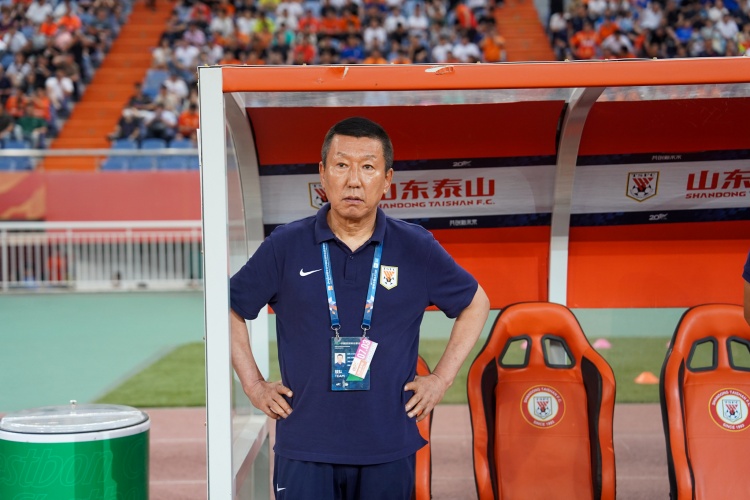 鲁媒：泰山阵容齐整多名伤员已复出，今日乘高铁出征南通