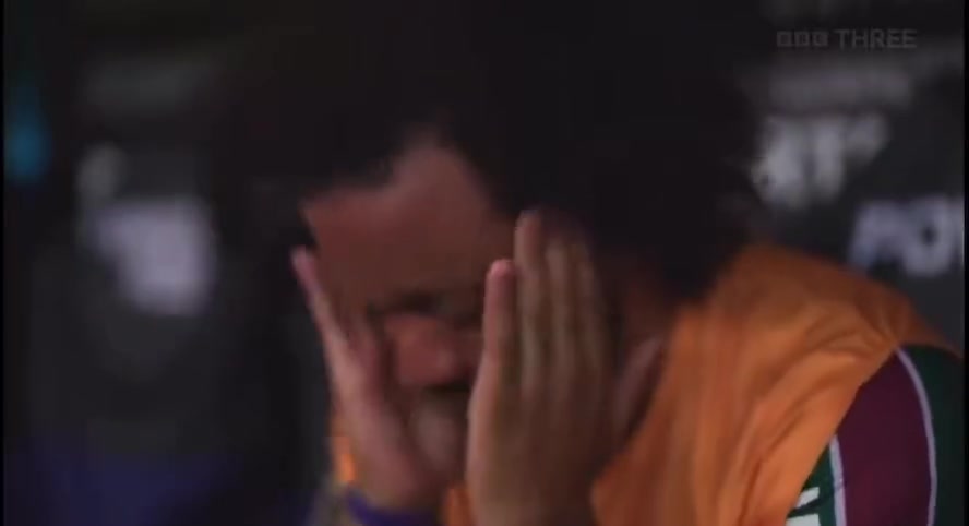 解放者杯决赛弗鲁米嫩塞加时进球取得领先，马塞洛替补席激动落泪