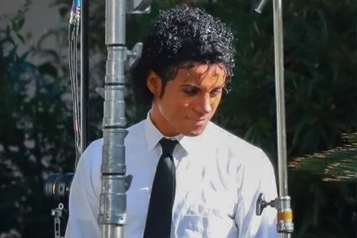 《迈克尔杰克逊》传记片曝路透照片：MJ侄子的神态简直太像本人