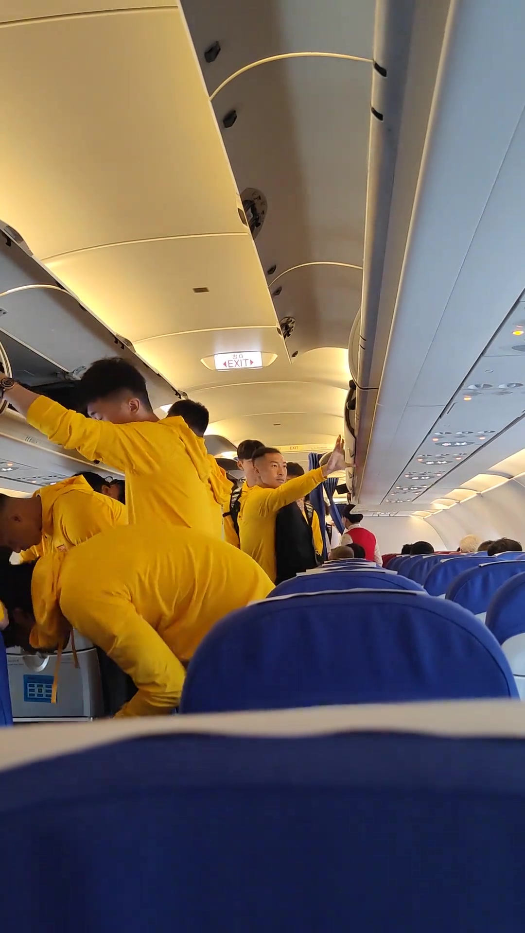 与国足一起出征泰国！网友晒自己与国足搭乘同一班民航飞机视频