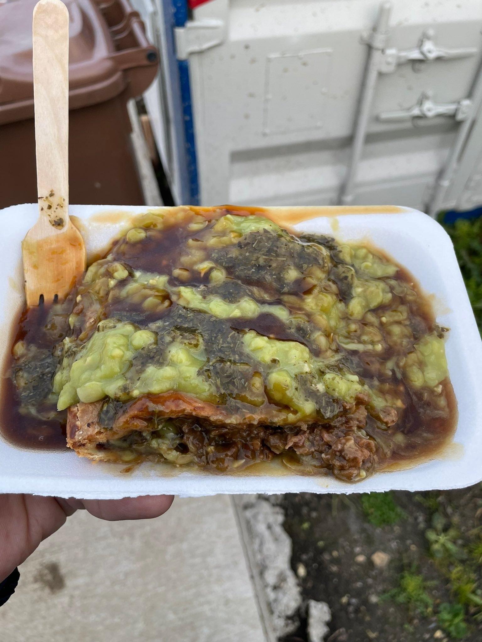 英格兰第七级联赛球队主场的馅饼+豌豆+肉汁，售价3.5英镑