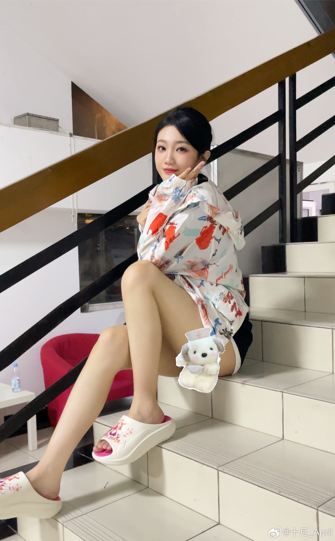 主持十月晒美照：白皙大长腿，视觉冲击拉满