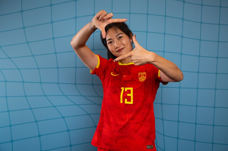 津媒：杨莉娜、沈梦雨这对留洋后腰组合提升中国女足出球能力