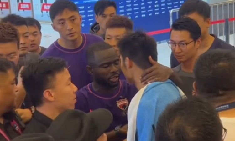 暴力行为！足协官方：阿奇姆彭击打顾操面部，停赛4场罚款4万