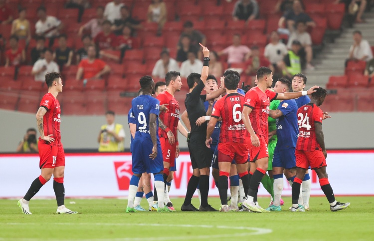 媒体人：马宁上半场“激情出牌”已经“上头”，下半场恢复常态