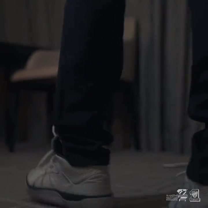 满意坎特看着一份疑似沙特合同的文件，随后满意露笑+点头