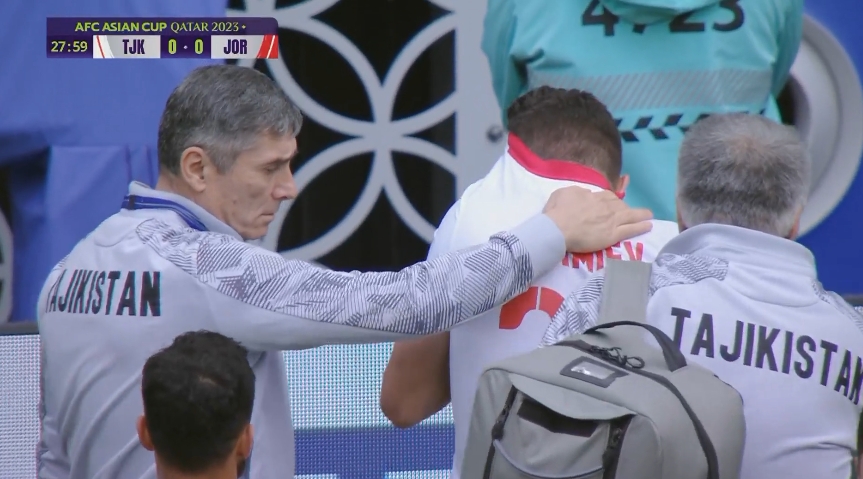 含泪离场！萨米耶夫无接触受伤倒地，无法坚持被换下场