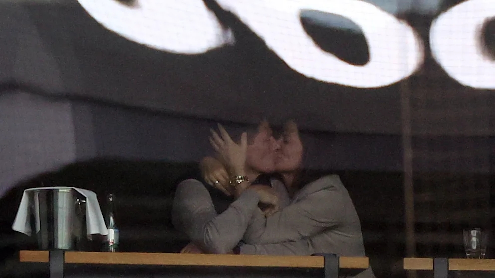 图片报：格拉斯纳包厢观战法兰克福，并和妻子接吻庆祝球队胜利
