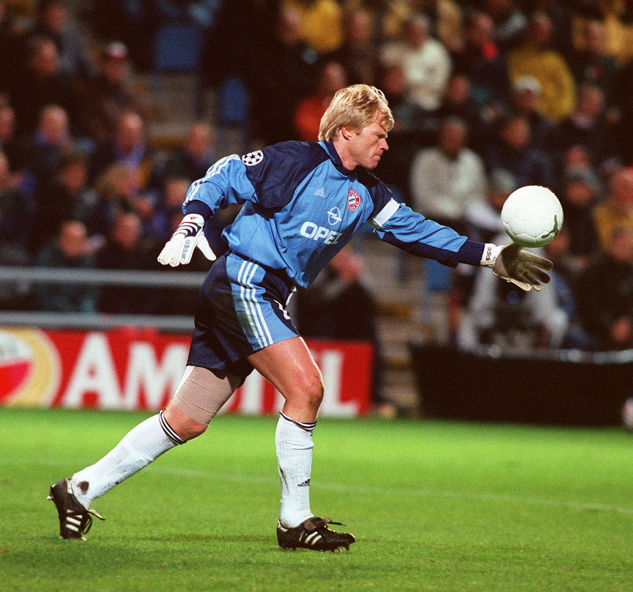 22年前的今天：卡恩连扑3粒点球，助拜仁夺得队史第4座欧冠