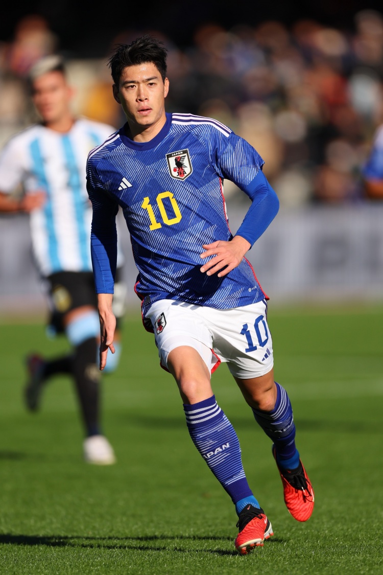 记者：斯图加特关注日本22岁前锋铃木唯人本赛季丹麦超11球10助