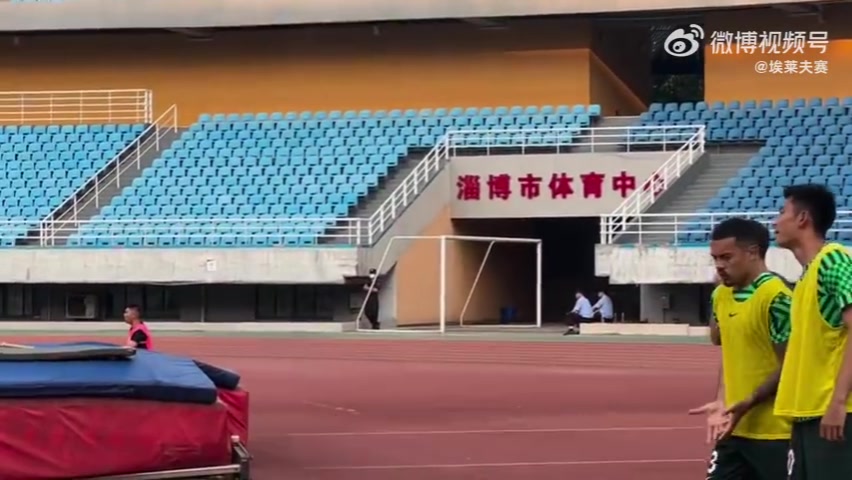 感动！淄博齐盛主场不对外开放，国安球迷隔着铁门的助威震天响！