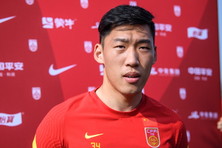 媒体人：韩国人往已倒地的中国球员身上找点球，吹得有点太严了