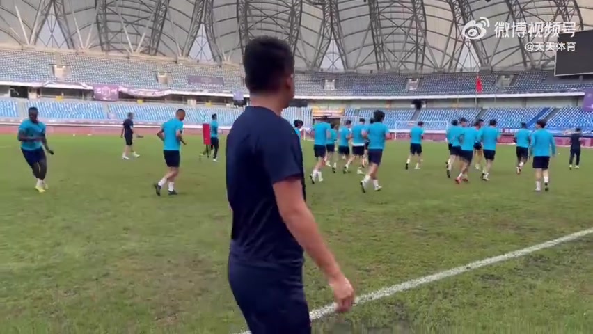 京媒拍摄画面：沧州雄狮主场草皮状况不理想，坑洼处较多