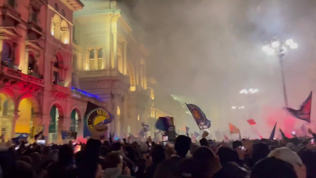 见过凌晨两点的米兰吗国米球迷高歌庆祝夺冠：满大街人山人海