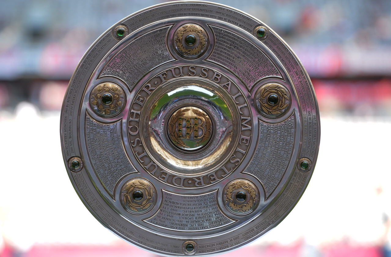 记者：德甲冠军奖杯将放在多特主场，拜仁比赛准备复制版