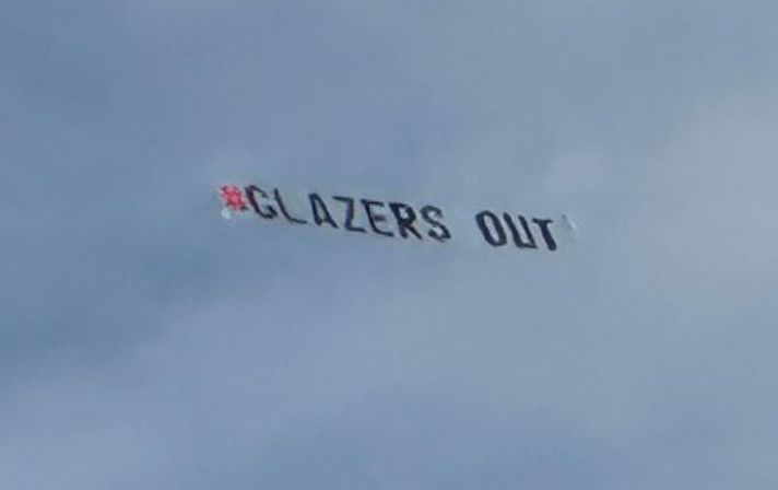 GlazersOut！美国曼联球迷在坦帕湾海盗队比赛雇飞机拉横幅抗议