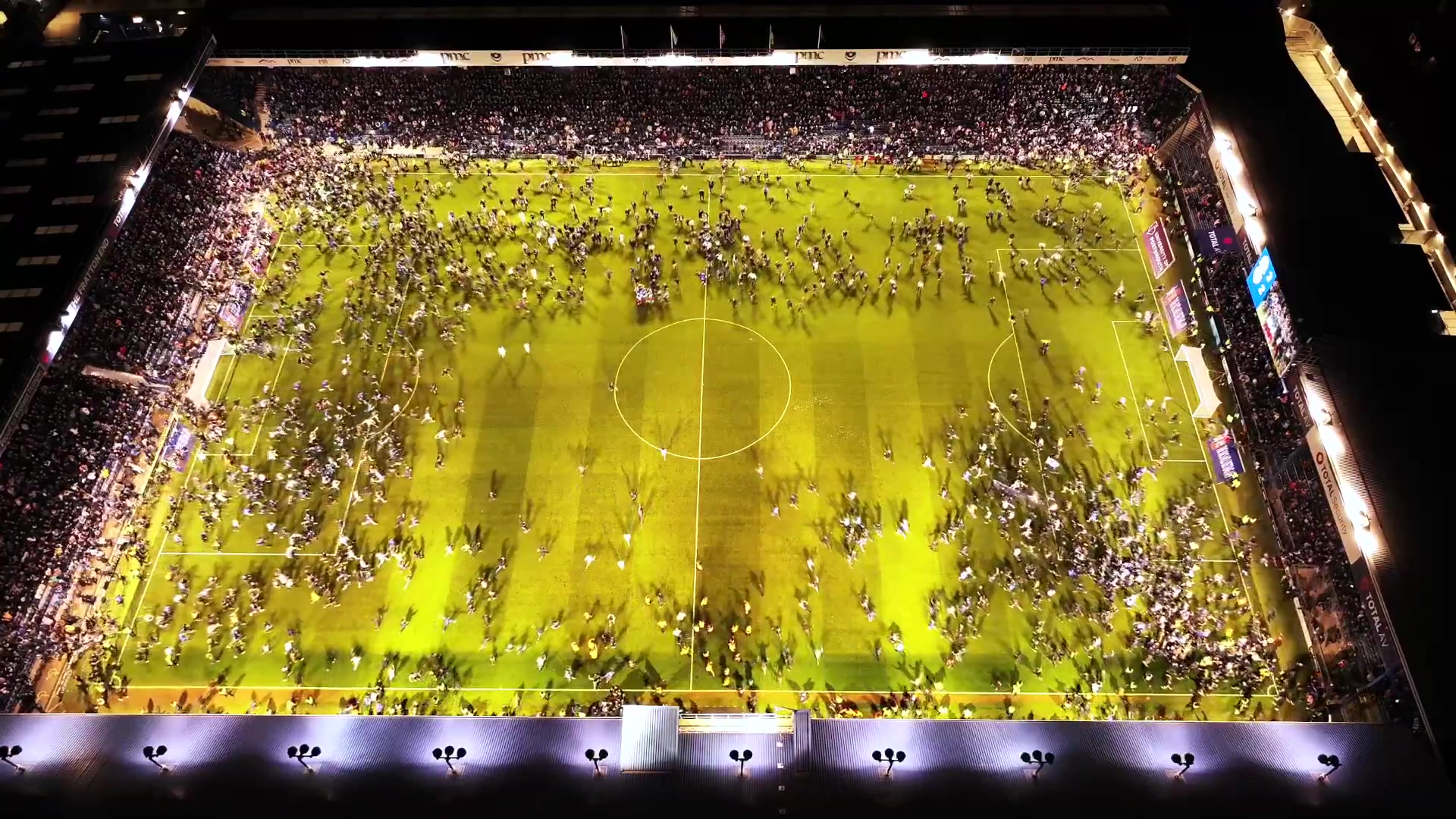 震撼俯拍视角朴茨茅斯时隔十二年重返英冠，球迷涌入球场庆祝
