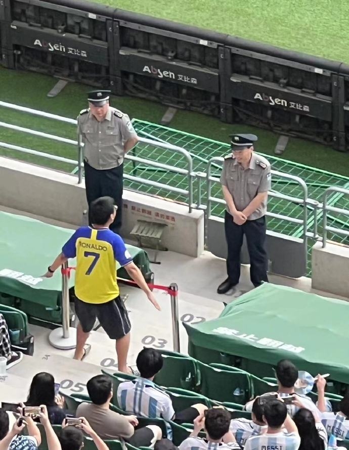 这...阿根廷vs澳大利亚现场，球迷身穿C罗球衣在工体“siu”庆祝