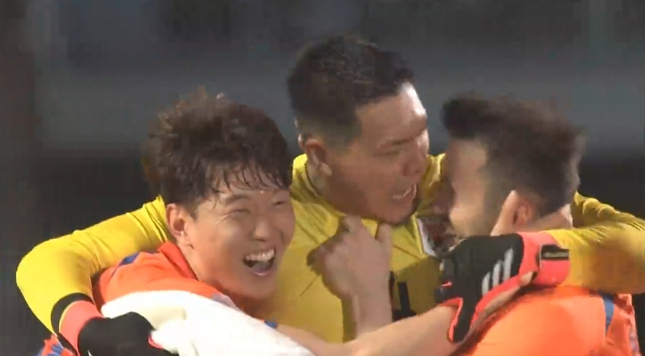 牛！！！山东泰山球员赛后激情庆祝！川崎前锋球员面如死灰