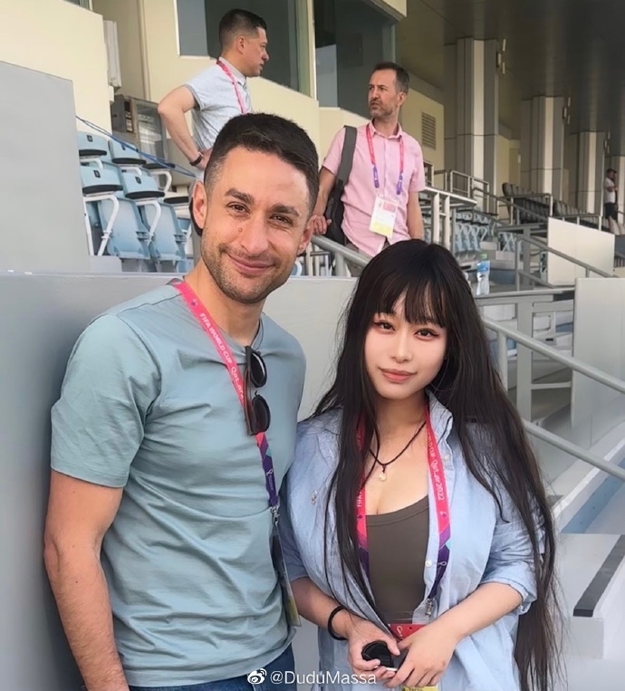 大V晒与转会市场鼎鼎大名的TA名记大卫奥恩斯坦DO合照