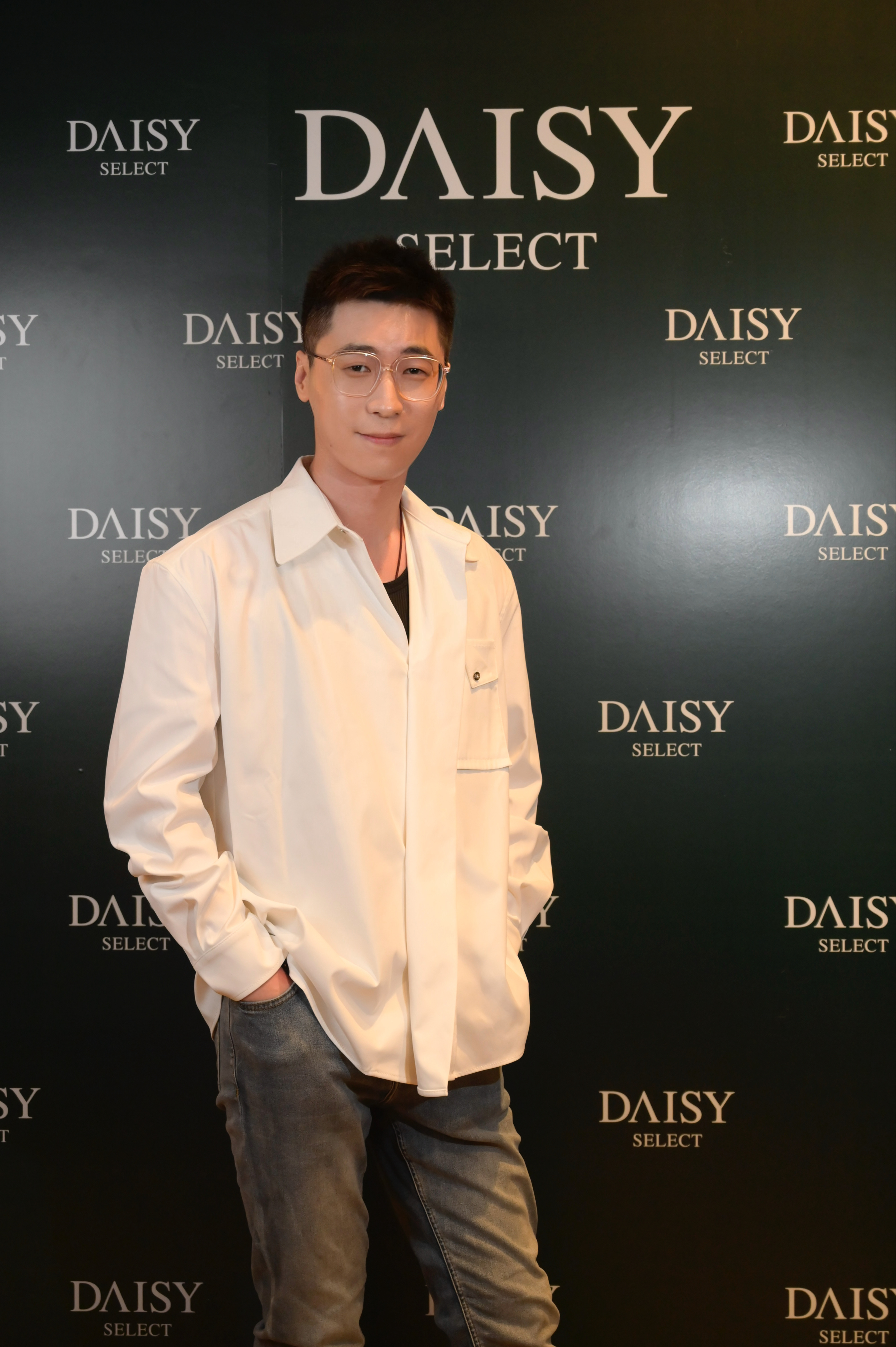 帅嗷！王多多晒DaisySelect时装周返图：我也来拍拍照！还好最近瘦了