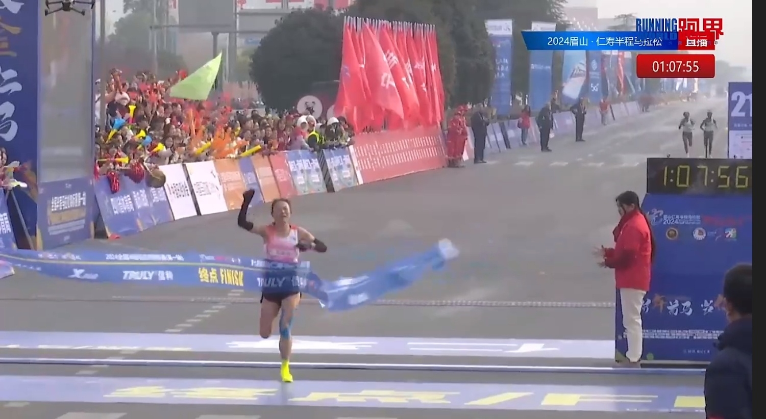 名将张德顺跑出1小时07分55秒打破尘封20年的中国女子半马纪录
