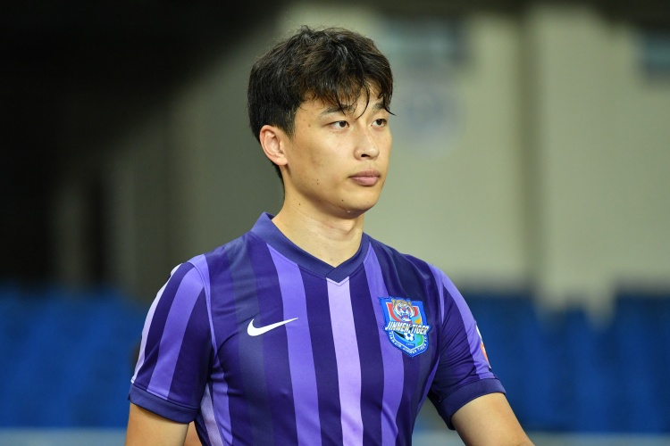 记者：津门虎4名外援以及王秋明、明天、巴顿未随队出战足协杯