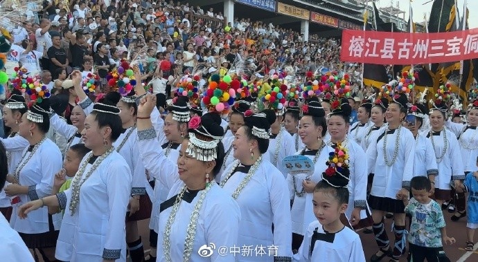 足球版的“村BA"！贵州“村超”足球赛现场座无虚席